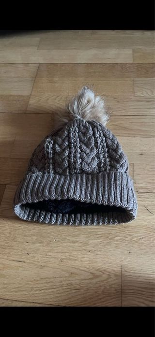 Gorro de lana con pompón