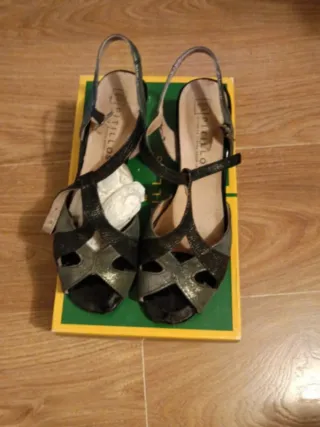 Sandalias PITILLOS negras y plateadas