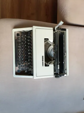 Máquina de escribir Olivetti Dora