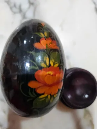 Huevo decorativo de madera pintado