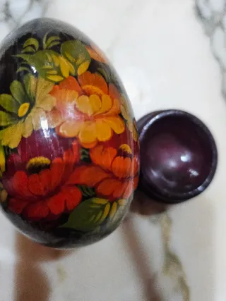 Huevo decorativo de madera pintado