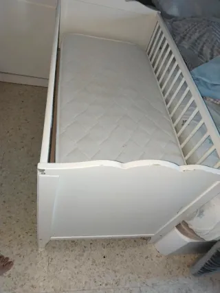 Cuna de bebé blanca con colchón