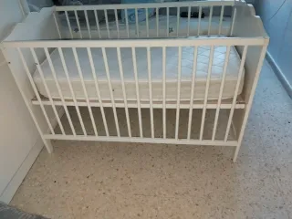 Cuna de bebé blanca con colchón