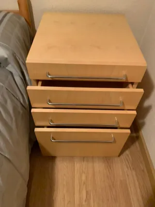 Mesita de noche con 4 cajones