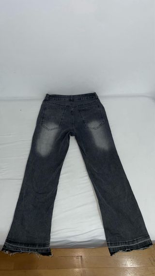 Pantalón flared gris deshilachado