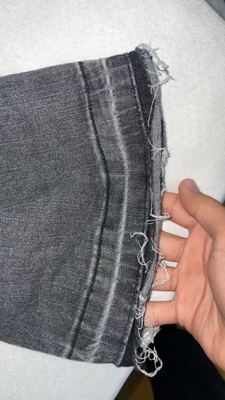 Pantalón flared gris deshilachado