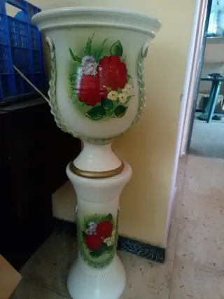 Macetero pedestal decorado