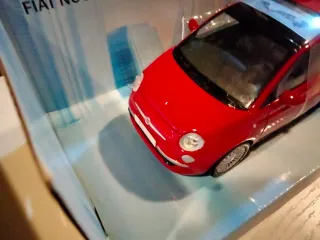 Mondo Motors Fiat 500 Rojo 1/24
