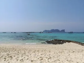 Local con luz agua y aseo.