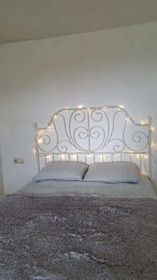 Cama de metal blanca con luces