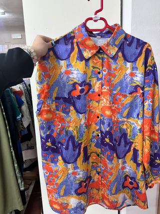 Camisa estampada morada y naranja Talla L
