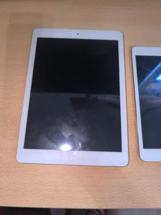 2 iPads color plata solo para piezas