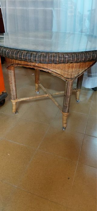 Mesa redonda de mimbre y madera