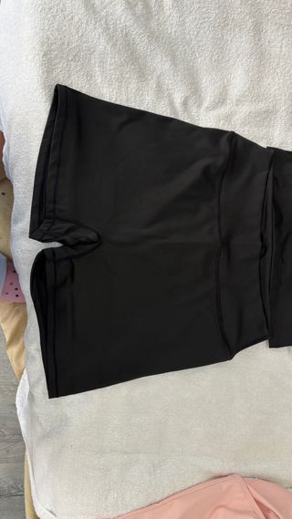 Conjunto deportivo Alo negro top halter y mallas