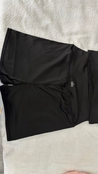 Conjunto deportivo Alo negro top halter y mallas