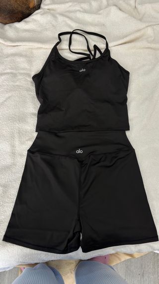 Conjunto deportivo Alo negro top halter y mallas