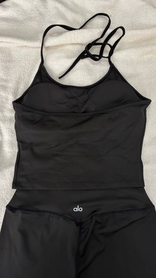 Conjunto deportivo Alo negro top halter y mallas