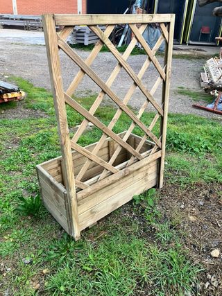 Jardinera de madera con enrejado