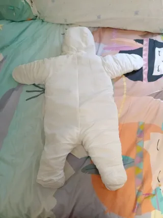 Buzo de bebé blanco con capucha