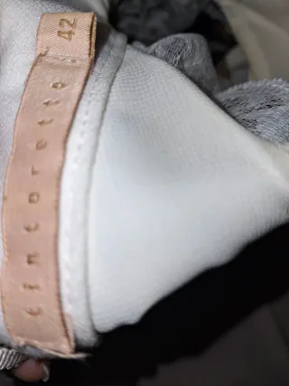 Vestido blanco y rosa con encaje.