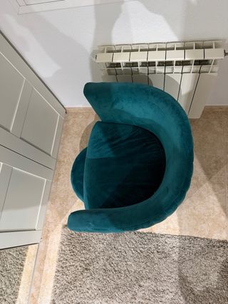 Sillón y puff de terciopelo verde azulado