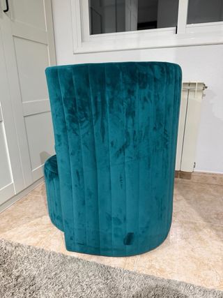 Sillón y puff de terciopelo verde azulado