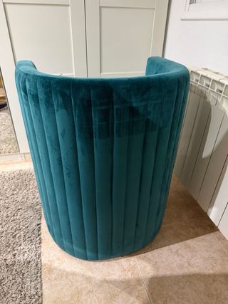 Sillón y puff de terciopelo verde azulado