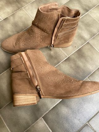 Botines Sfera Marrones con Tachuelas Doradas