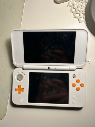 Nintendo 2DS XL White & Orange