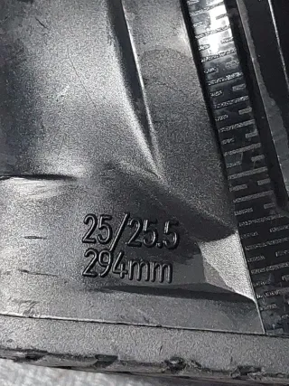 Botas de esquí Salomon negras mujer.