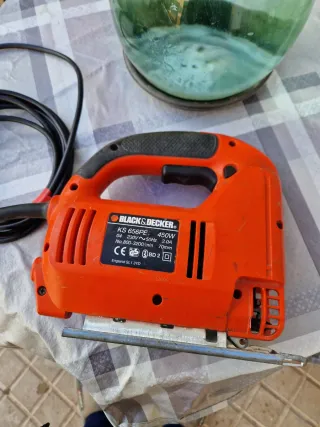 Sierra de calar Black & Decker naranja