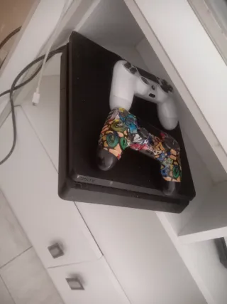 Consola Sony PS4 Negra con Mando Multicolor