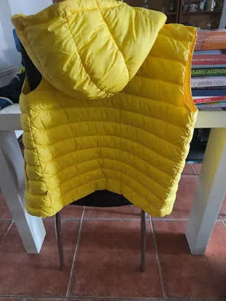 Giubbotto Benetton giallo. Taglia L per bambini