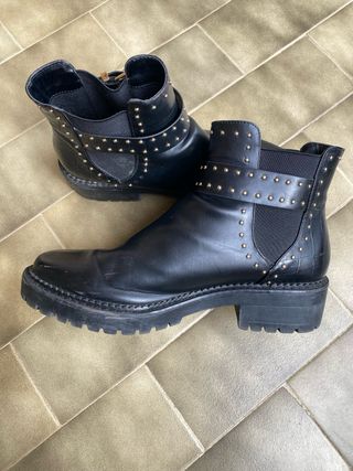 Botines Stradivarius negros con tachuelas