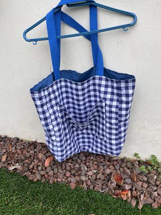 Bolso de cuadros azul y blanco