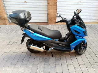Kymco Maxi Scooter Azul