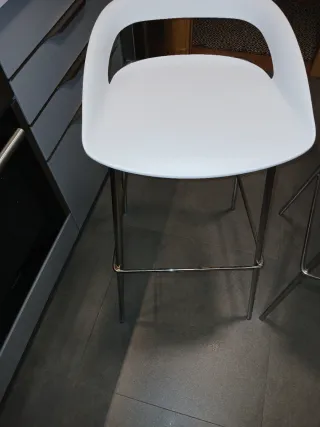 2 Taburetes Altos Metal y Plástico