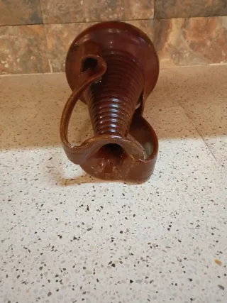 Jarrón de barro marrón y verde