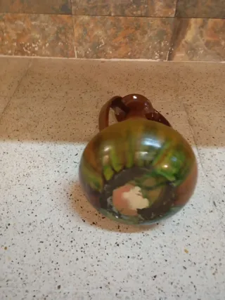 Jarrón de barro marrón y verde