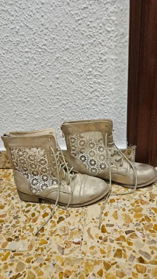 Botines dorados con encaje blanco