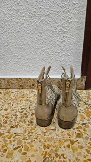 Botines dorados con encaje blanco