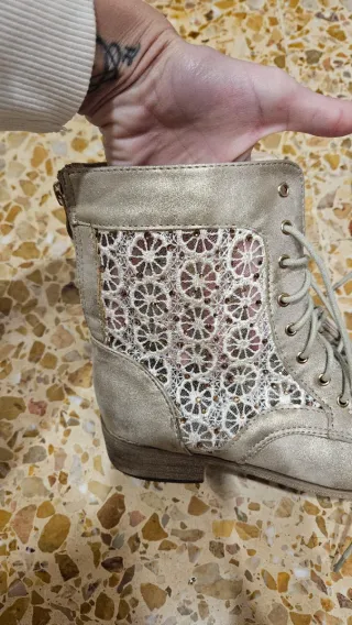 Botines dorados con encaje blanco
