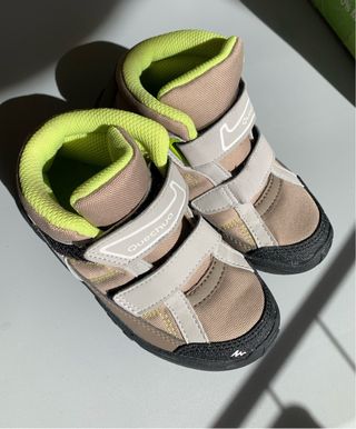 Botas de montaña para niños.Marca Quechua.T.27