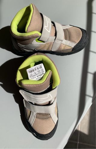 Botas de montaña para niños.Marca Quechua.T.27