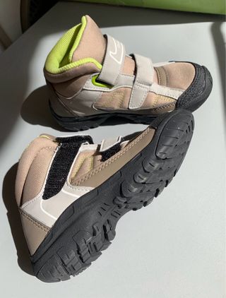 Botas de montaña para niños.Marca Quechua.T.27