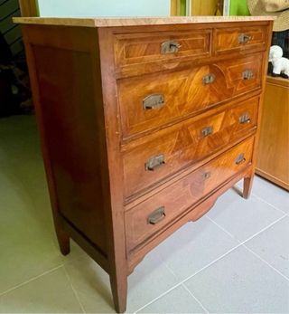 Cómoda de madera con tapa de mármol