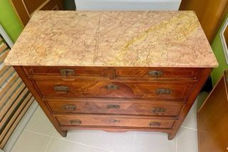 Cómoda de madera con tapa de mármol