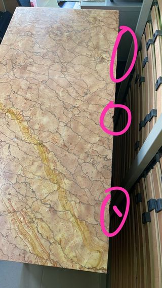 Cómoda de madera con tapa de mármol