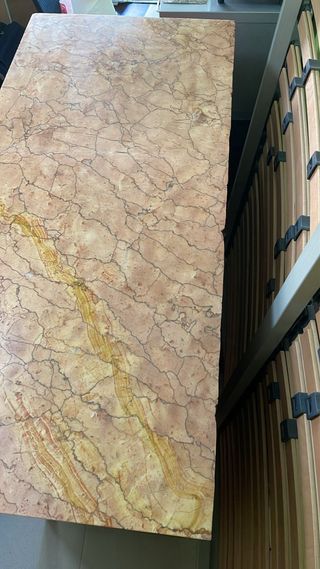 Cómoda de madera con tapa de mármol