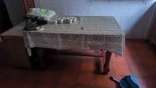 Mesa de madera marrón